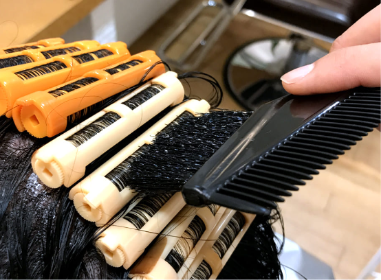 ボリュームアップパーマ施術中